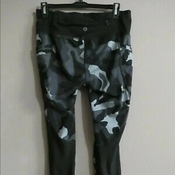 Athleta relay crop 2.0 - Picture 2 of 9